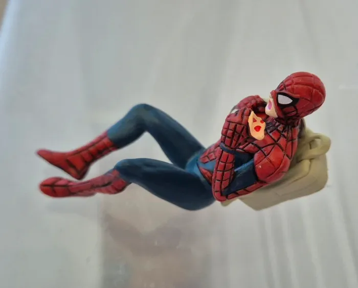 Figurine Spiderman qui mange une pizza 🍕. - photo numéro 7
