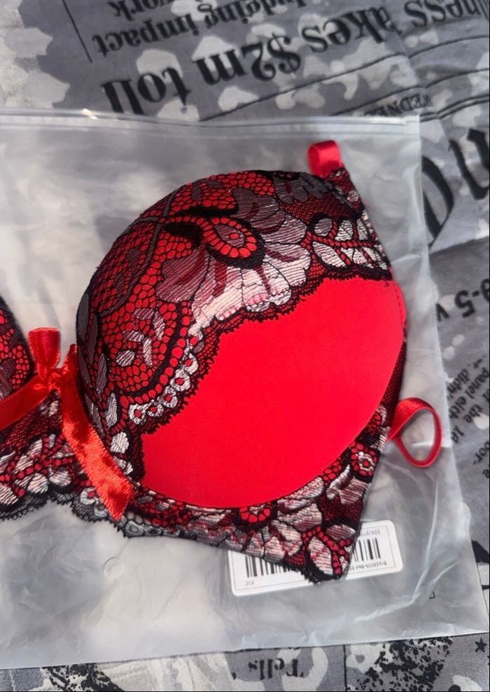 Soutiens-gorges rouge et noir dentelle neuf - photo numéro 7
