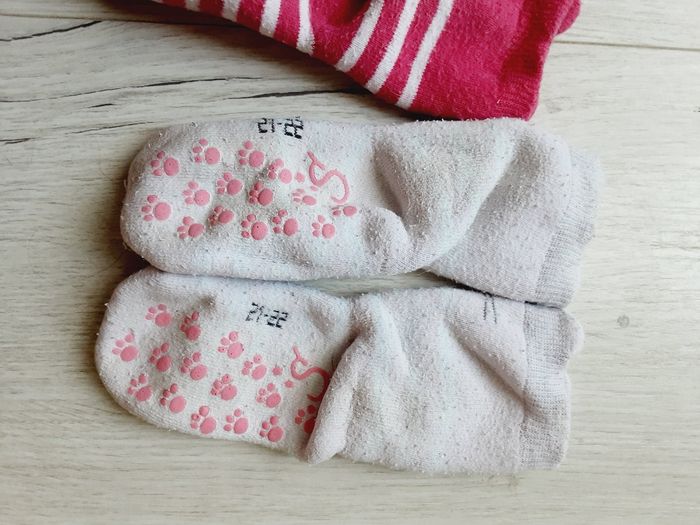 Lot 2 paires de chaussettes chaussons filles anti dérapantes chat pointure 21 - 22 - photo numéro 4
