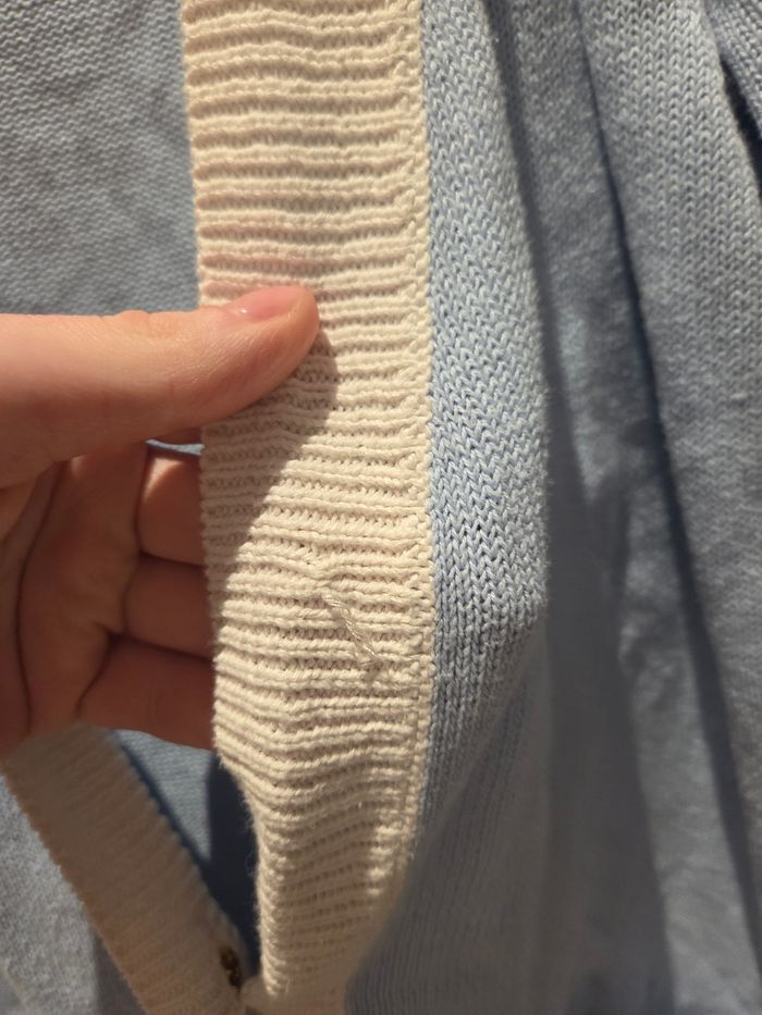 Cardigan bleu et blanc avec bouton doree - photo numéro 2