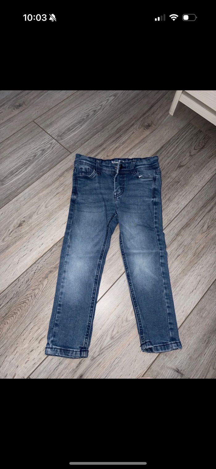 Jean slim garçon tape à l’œil