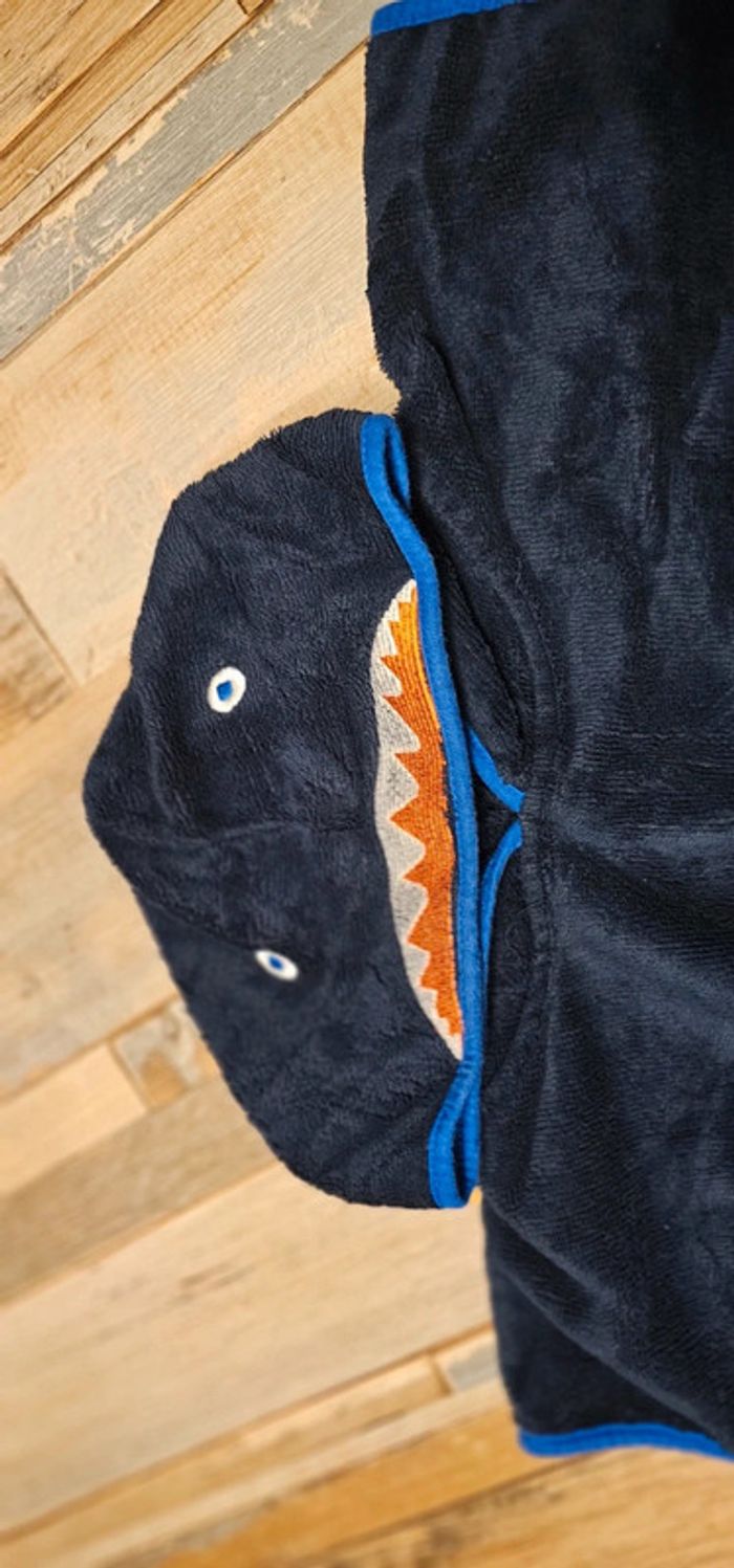 Sortie de bain / piscine / plage
Forme requin avec la queue
Taille 18/24 mois - photo numéro 2