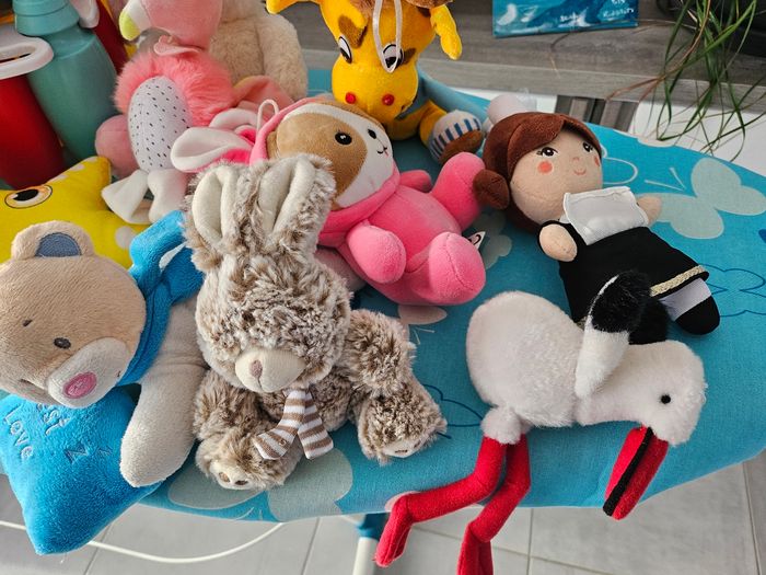 Lot peluches et jouet