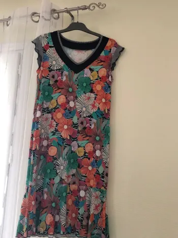 Jolie robe colorée et fleurie T38