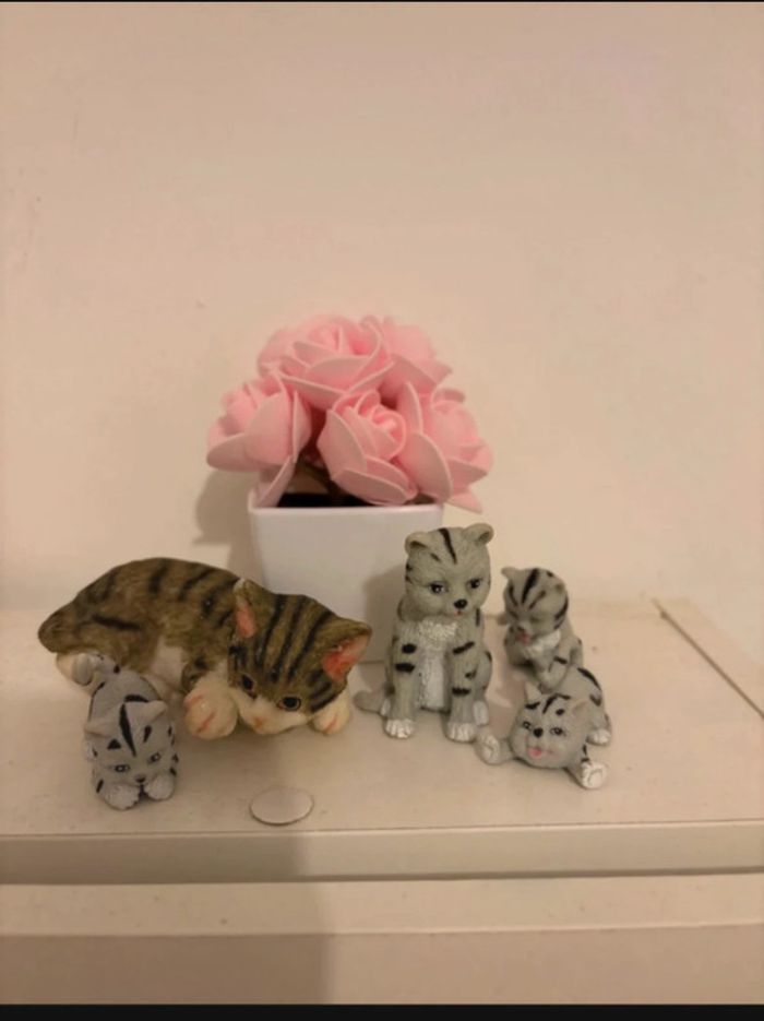 Figurine chat avec chatons 📍