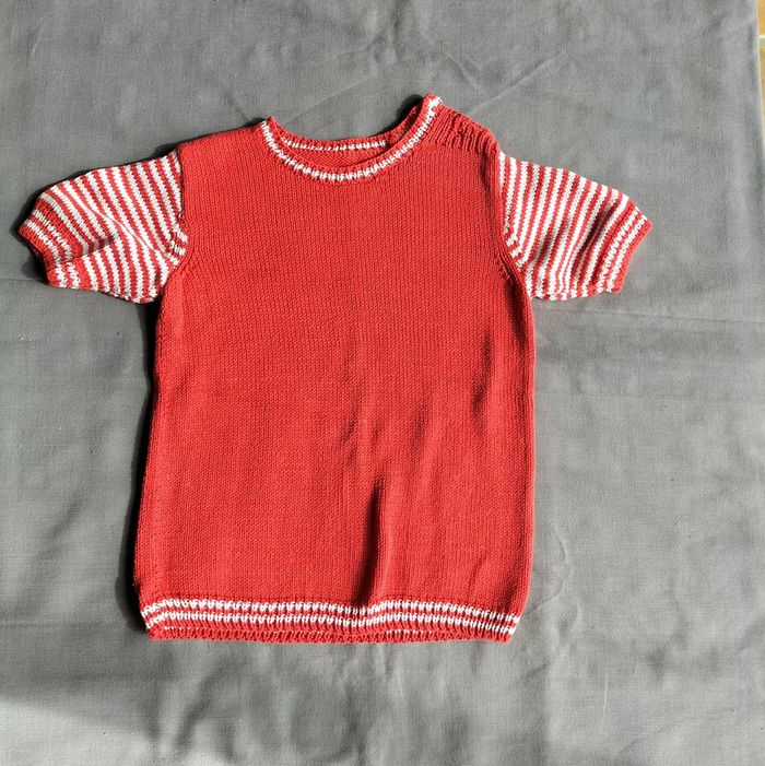 Pull rouge manches courtes 8 ans