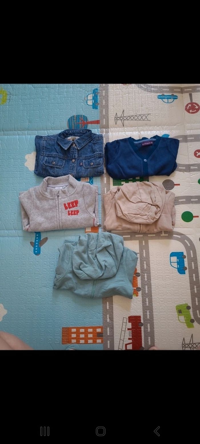 Lot de gilets/ veste garçon 12 mois