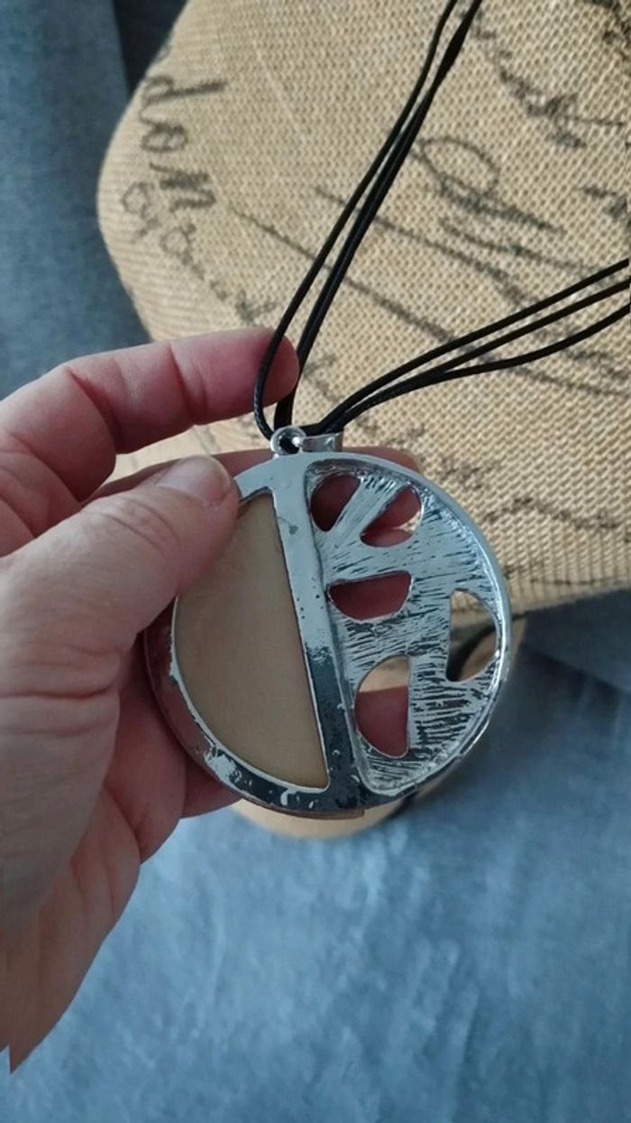 Collier sautoir pendentif rond argenté bois - photo numéro 6