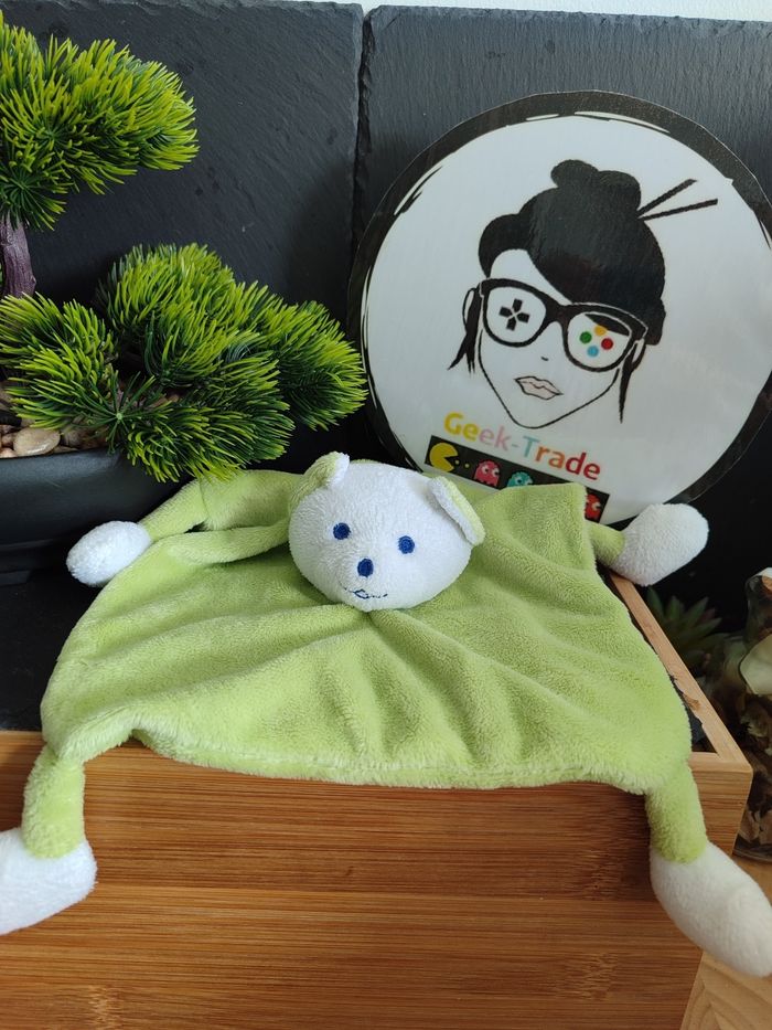 Doudou plat carré ours vert Musti blanc pattes bleu DD001713