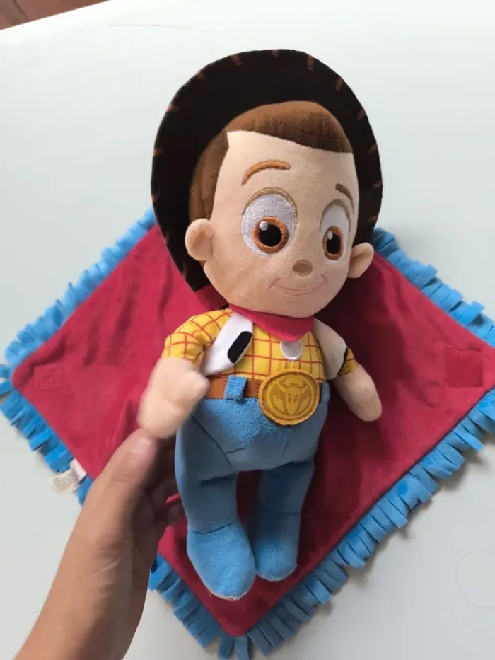 Peluche bébé Woody Disneyland Paris avec couverture - photo numéro 3