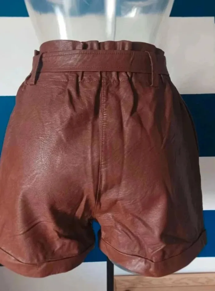 Short taille  haute  simili  cuir marron  avec ceinture  assorti  neuf  Stella  Bianca taille  M - photo numéro 2