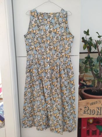 Robe vintage à fleurs entièrement boutonnée