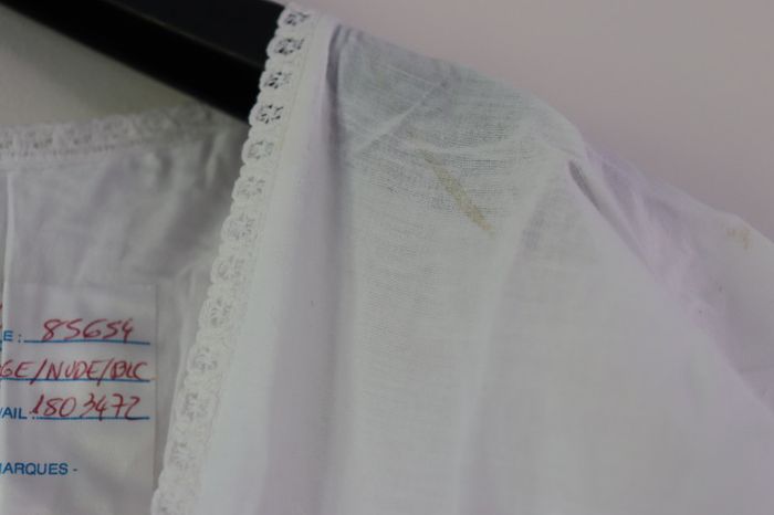Robe blanche avec des détails en dentelle - photo numéro 3