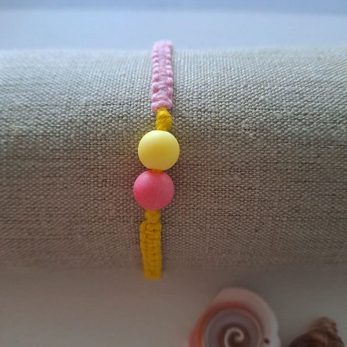 (Réduction) Bracelet avec perles jaunes et fuchsia - photo numéro 2
