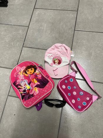 Lot casquette + sac à dos et bandoulière et lunettes de soleil
