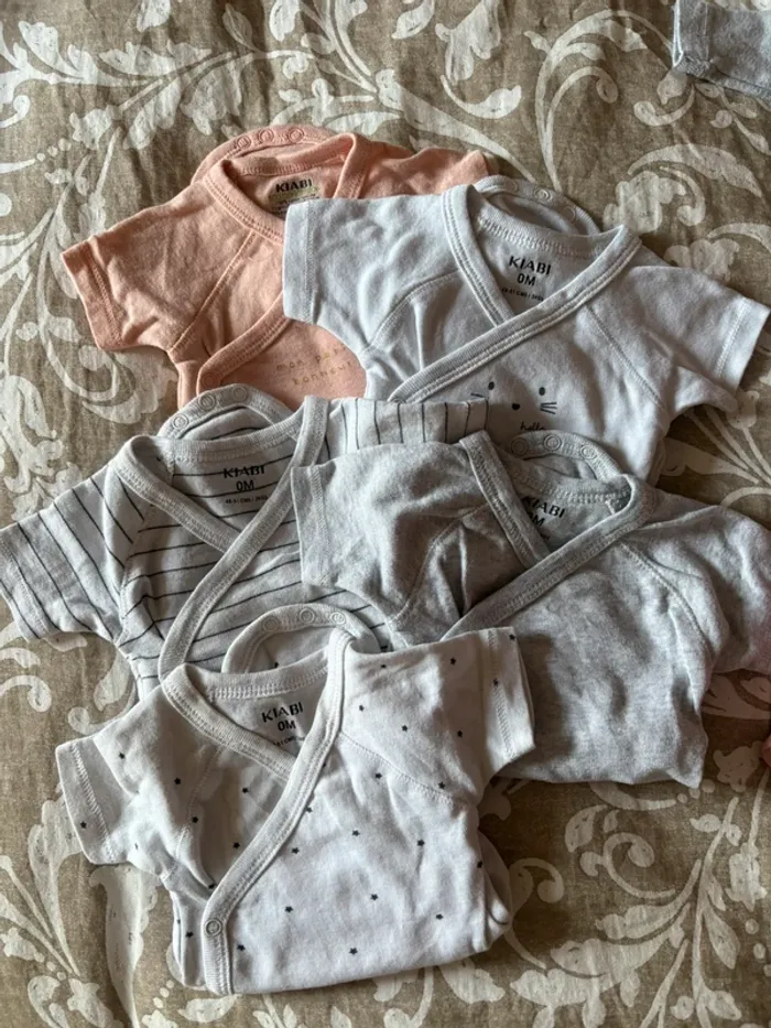 Lot vêtements bébé taille 0 mois - photo numéro 2