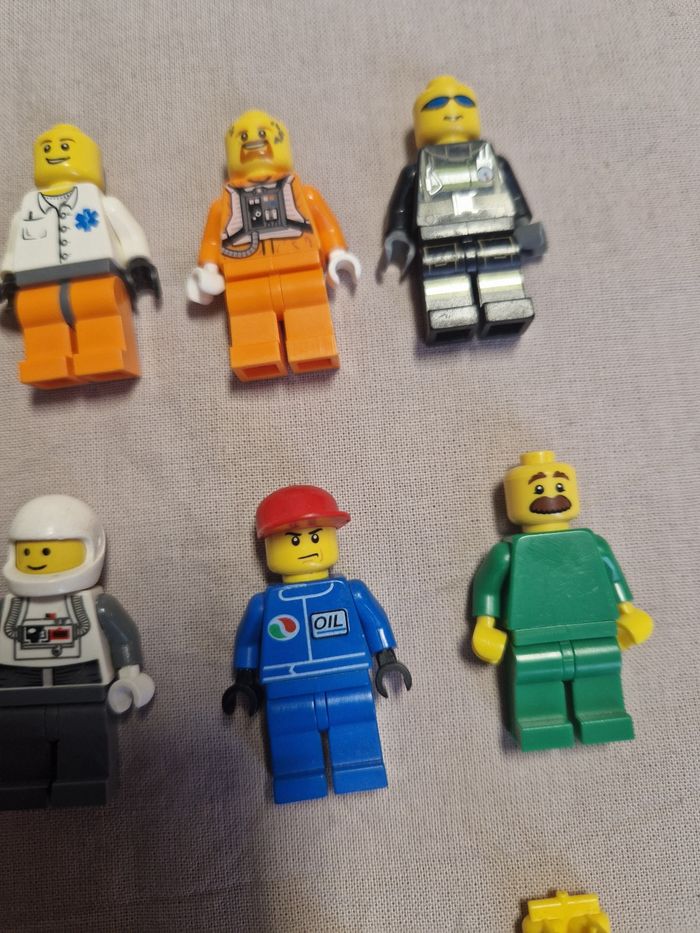 Lot figurines lego + accessoires (2) - photo numéro 2