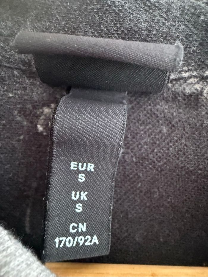 Chemise manches longues noir à motifs fleuri gris blanc H&M taille 36 S - photo numéro 5