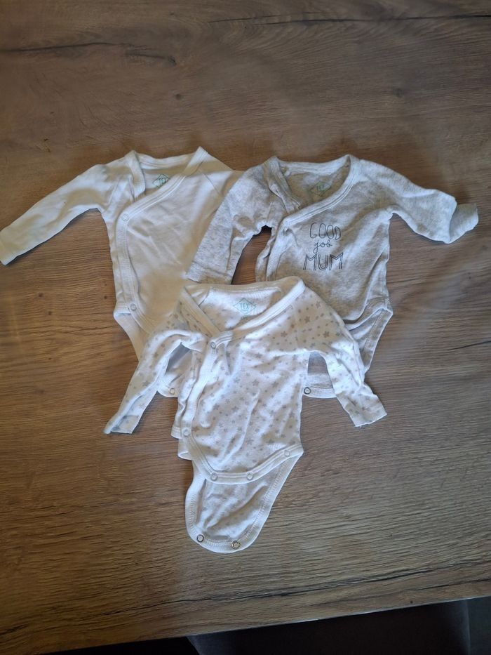 Lot 0 mois bodies et pyjamas - photo numéro 4