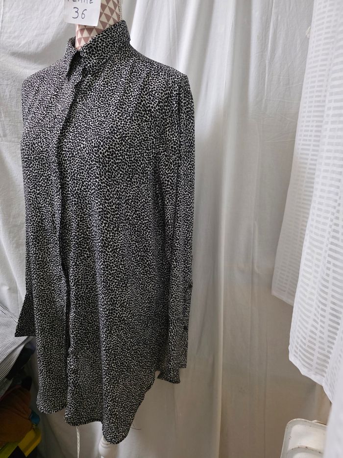 Chemisier long, noir&blanc façon léopard, neuf , en polyester, largeur d'épaule 45cm, largeur sous bras 56cm, longueur 79cm, marque H&M = 10€ - photo numéro 2