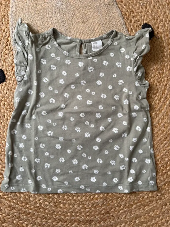 T-shirt MC volants vert kaki fleurs H&M 2 / 3 ans - photo numéro 2