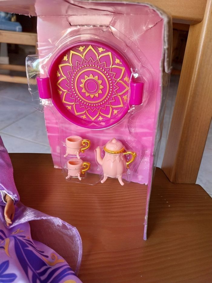 Poupée Jasmine en robes violette et verte + service à thé- Coffret de poupées Aladdin Disney - photo numéro 8