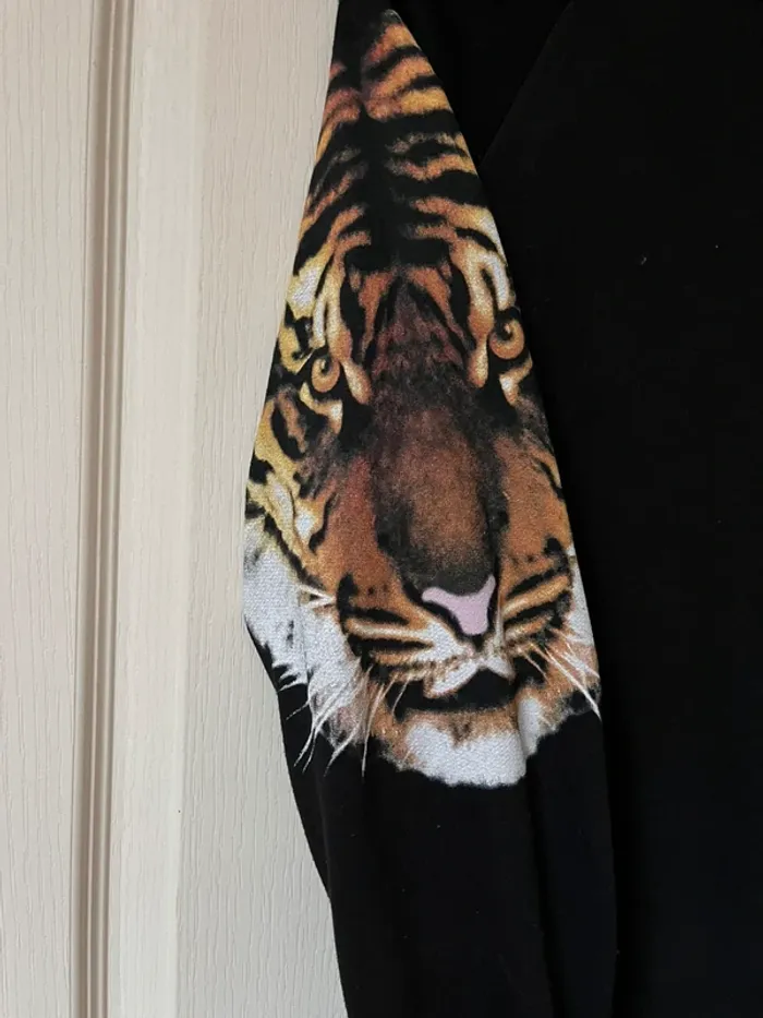 Sweat-shirt  noir motif Tigre - bon état - photo numéro 6