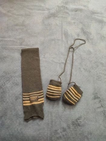 Écharpe+ moufles avec cordon
