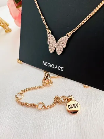 🦋Collier zinc papillon DKNY doré – Authentique & raffiné