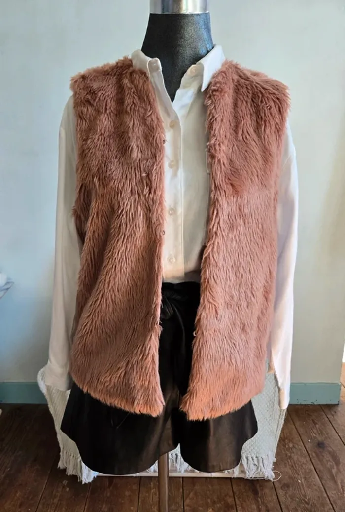 Veste sans manches en fausse fourrure.