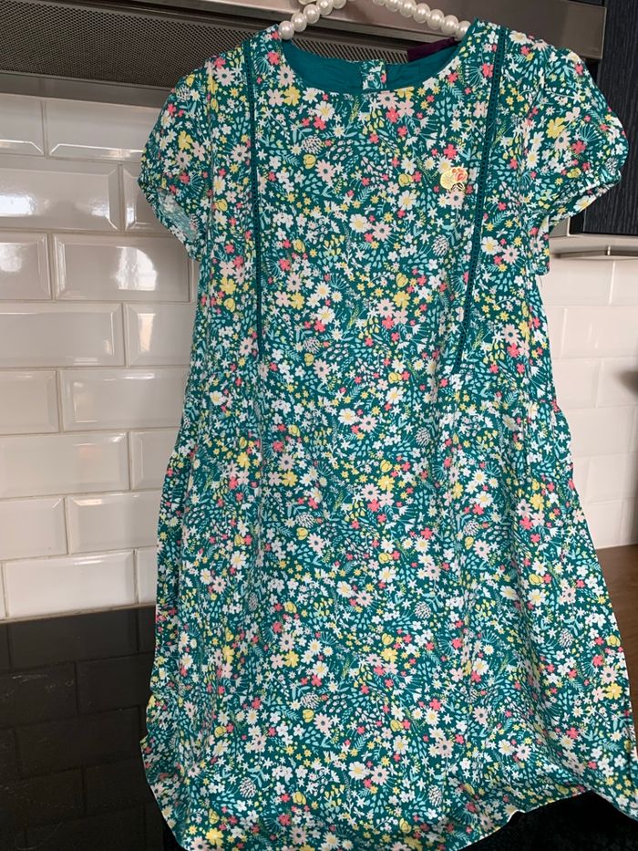 Robe sergent major. 6 ans. Fleurs.