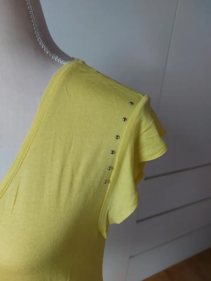 Joli tee-shirt jaune avec épaules volantées et clous - photo numéro 3