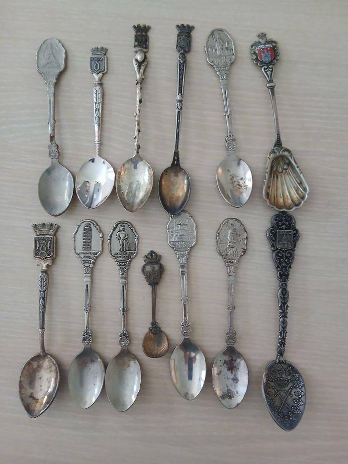 Lots de 13 petites cuilleres pour collectionneur en metal argente