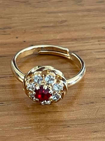 Bague fleur doré avec pierre rouge rubis ? Vintage TDD 52
