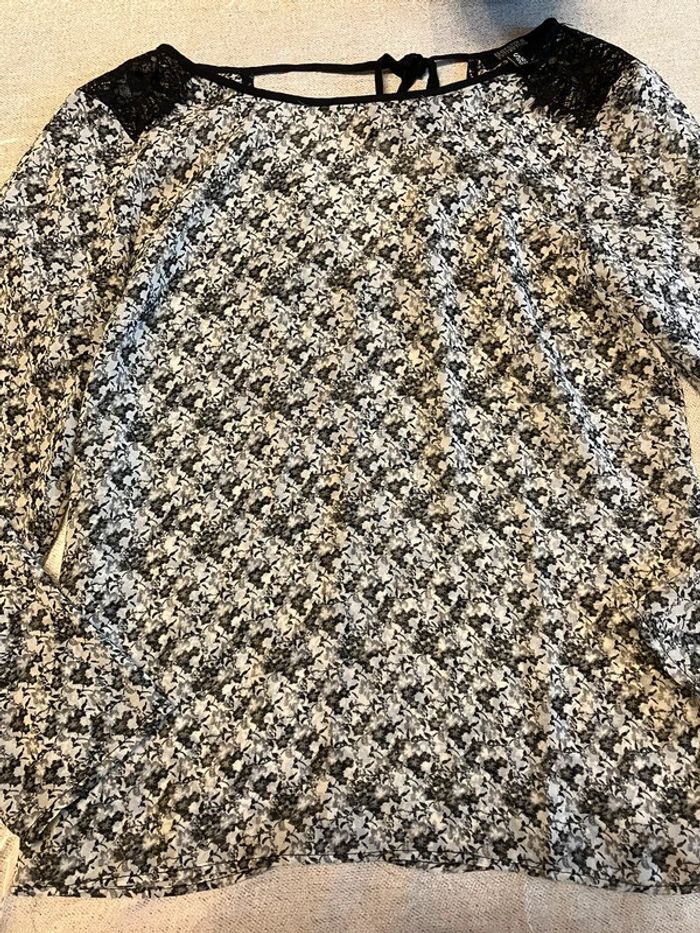 Blouse légère noire et blanche à fleurs – Bershka – taille S