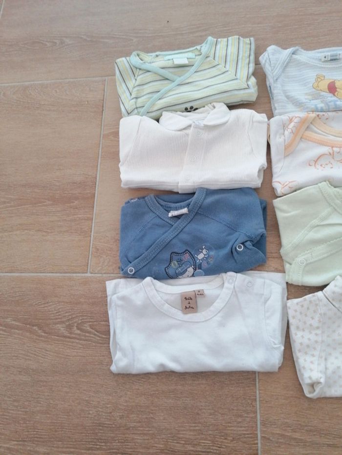 Lot 17 vêtements  bébé de 0 à 3 mois - photo numéro 2