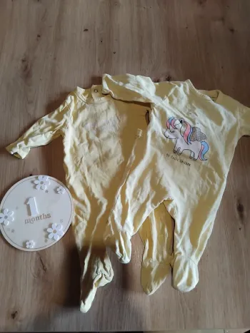 2 pyjamas  léger 1 mois
