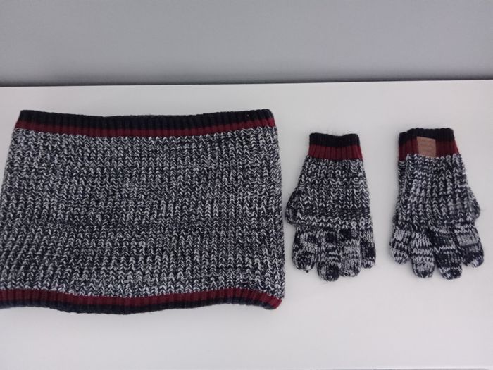 Ensemble tour de cou et gants neufs