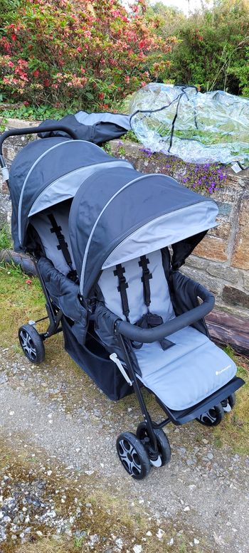 Poussette double Bébé Confort état neuf