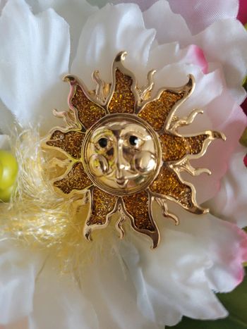 Broche soleil doré et sourant