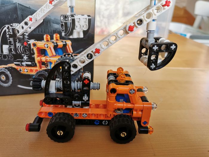Lego technic 2 en 1 La nacelle élévatrice/ dépanneuse 7+ - photo numéro 2