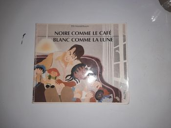 Noire comme le café blanc comme la lune
