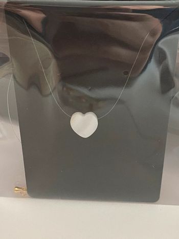 Collier fil transparent avec cœur blanc