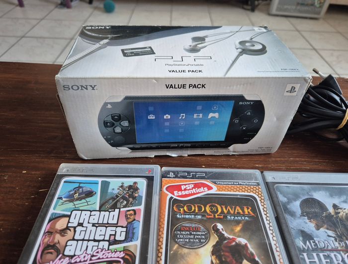 Console Sony psp 1004 en boite et jeux - photo numéro 3
