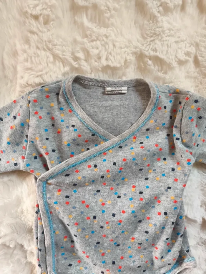 Lot de 2 vêtements bébé en taille 1 mois - photo numéro 2