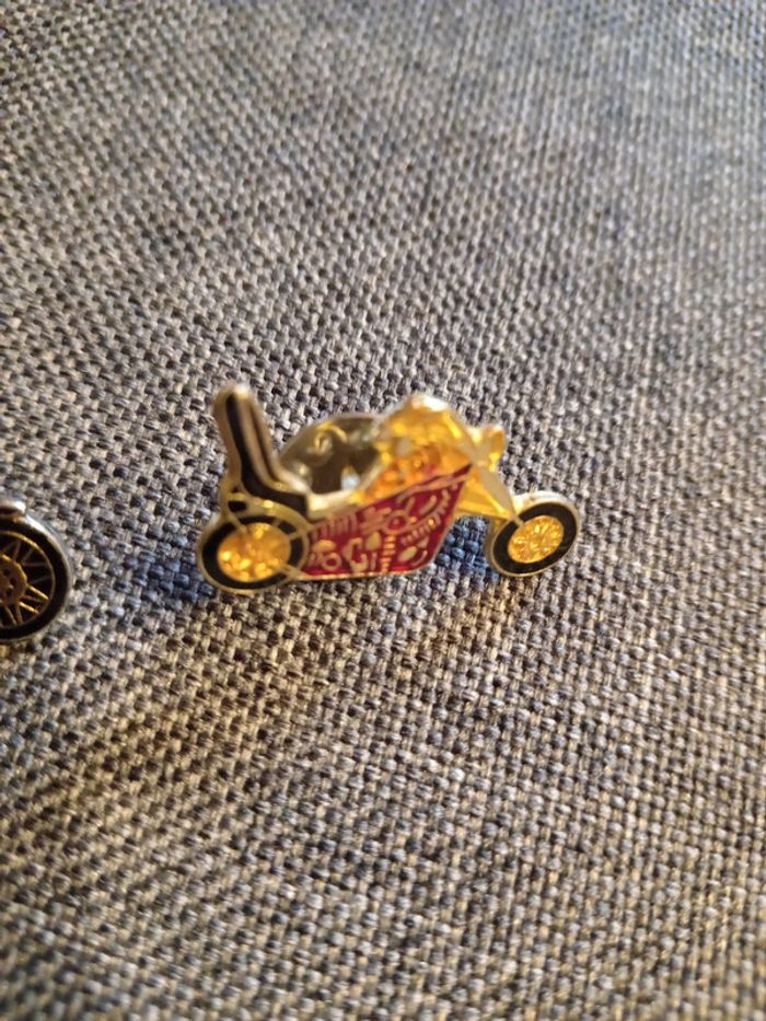 Lot de 2 pin's moto - photo numéro 3