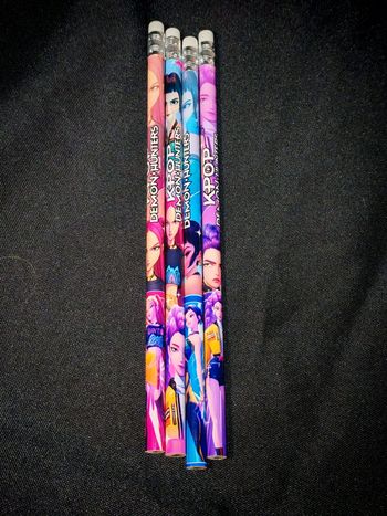 4 Crayons de papier K-pop Demon Hunters.