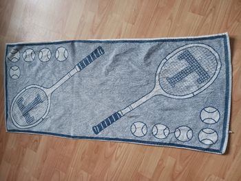 serviette blanche et bleu raquettes (tache mineure) 113 x 48 cm