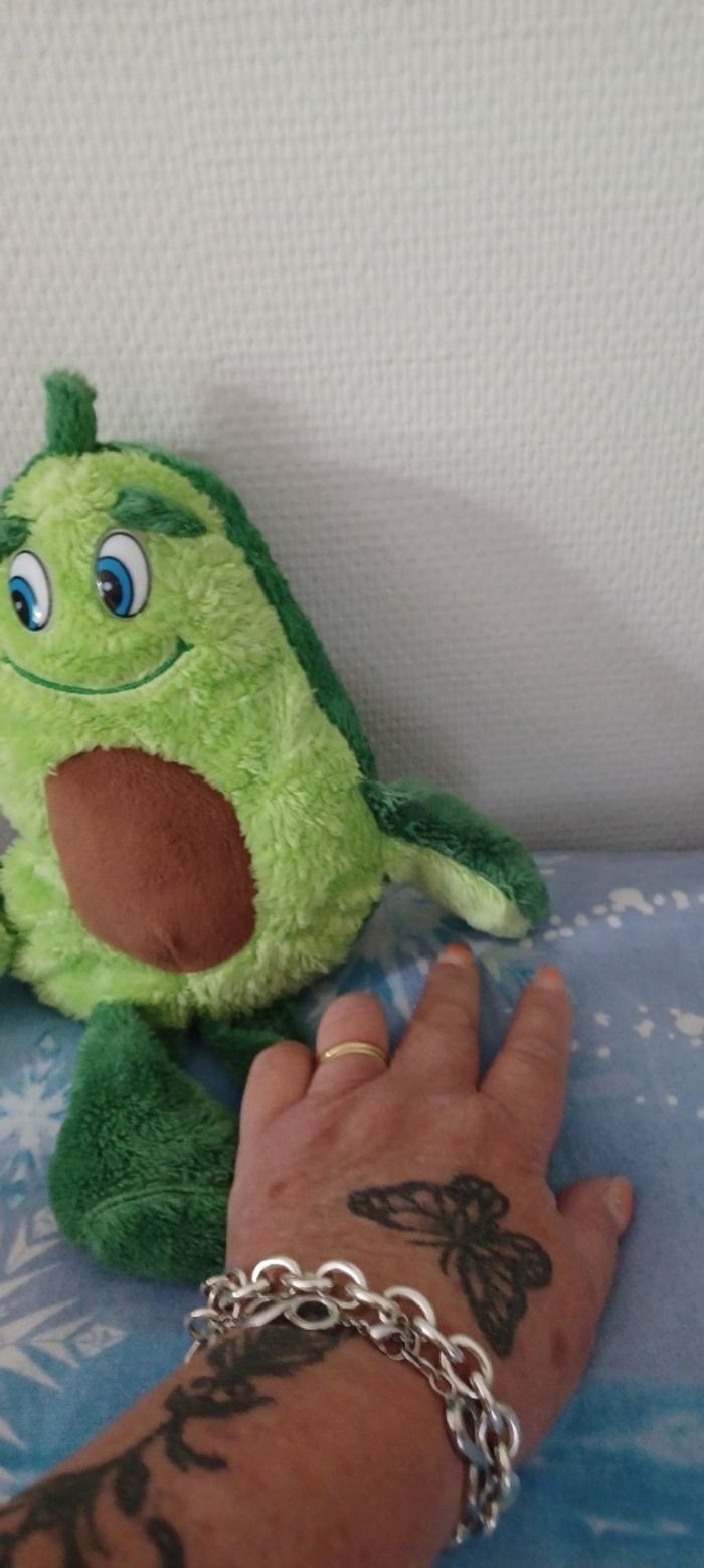 Très jolie petite peluche avocat