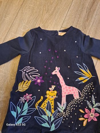 Jolie robe fond bleu marine